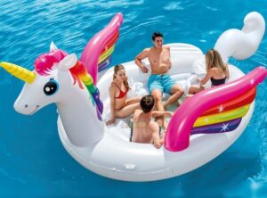 Что нужно для летнего отдыха: выбираем надувные матрасы, круги для плаванья и бассейны